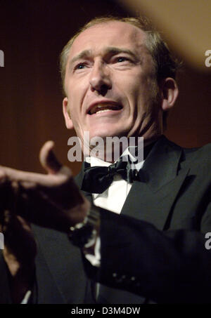 (Dpa) - das Bild zeigt deutschen Tenor Wolfgang Schwaninger anlässlich des 140. Jahrestag des Staatstheaters durchführen (Staatstheater am Gärtnerplatz) in München, 13. November 2005. Schwaninger, der auch ein Anwalt ist, debütierte 1995 am Süden Thüringer Landestheater in Meiningen, Deutschland. Gesangsausbildung erhielt er parallel an der Law School. Schwaninge Stockfoto