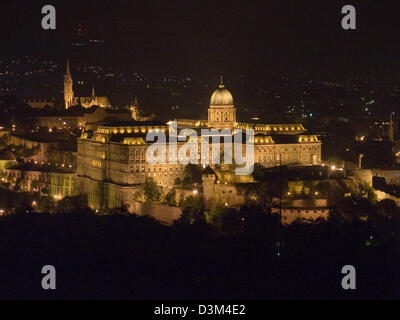 (Dpa-Dateien) - das Bild zeigt den Blick auf das Schloss und das Budaer Burgviertel in Buda, Ungarn, 7. Juli 2002. Foto: Alexander Kmeth Stockfoto