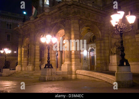 (Dpa-Dateien) - das Bild zeigt einen nächtlichen Blick auf die Oper in Budapest, Ungarn, 3. Februar 2004. Foto: Alexander Kmeth Stockfoto