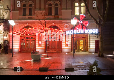 (Dpa-Dateien) - Eingang des Varieté Moulin Rouge ist beleuchtet mit roten Neonlicht in Budapest, Ungarn, 3. Februar 2004. Foto: Alexander Kmeth Stockfoto