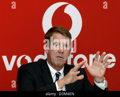 (Dpa) - neuer CEO von Vodafone, Friedrich Joussen, spricht auf einer Pressekonferenz verkündet die vierteljährliche Zahlen des Mobilfunkbetreibers in Düsseldorf, Dienstag, 15. November 2005. Vodafone 540.000 neue Kunden gewonnen, im Quartal Juli bis September. Die Umsätze mit Handy-Dienste stieg um drei Precent auf 4,1 Milliarden Euro. Foto: Achim Scheidemann Stockfoto