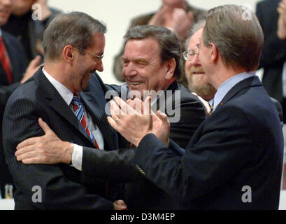 (Dpa) - German Chancellor Gerhard Schroeder (C) gratuliert der gerade gewählte Vorsitzende Matthias Platzeck (L) an der Socialdemoracts (SPD) party-Kongress in Karlsruhe, Deutschland, Dienstag, 15. November 2005. Auf der rechten Seite ist Platzecks Vorgänger Franz Muentefering, im Hintergrund Vize-Präsident des Bundestages Wolfgang Thierse. Foto: Boris Roessler Stockfoto