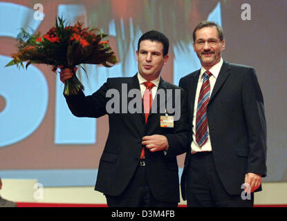 (Dpa) - nach seiner Wahl zum Generalsekretär der Sozialdemokraten (SPD) zusammen mit dem neuen Vorsitzenden Matthias Platzeck auf dem SPD-Parteitag in Karlsruhe, Deutschland, Dienstag, 15. November 2005 "Wellenlinien" Hubertus Heil (L) an die Delegierten. Foto: Bernd Weissbrod Stockfoto