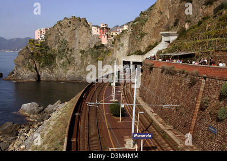 (Dpa) - ein Blick auf die berühmten Cinque Terre, die durch eine speziell konstruierte Eisenbahnnetz entlang der italienischen Küste in Manarola, Italien, die 30. Oktober 2005 verbunden sind. Die Cinque Terre verbinden die drei Städte von Monterosso al Mare, Vernazza, Corniglia, Manarola und Riomaggiore. Die Kulturlandschaft Portovenere und Cinque Terre worden sind ein Unesco-Welt-Heri gemeldet Stockfoto