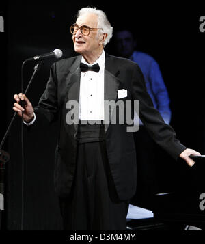 (Dpa) - spricht den Prüfern vor seinem Konzert im Teatro "Schauspielhaus" in Nürnberg, Deutschland, Mittwoch, 16. November 2005 U.S. amerikanischer jazz-Pianist Dave Brubeck. Brubeck spielte zusammen mit seinem "Dave Brubeck Quartet" im Verlauf der Ereignisse feiert den 60. Jahrestag der Studien von Kriegsverbrechern in Nürnberg. Foto: Daniel Karmann Stockfoto