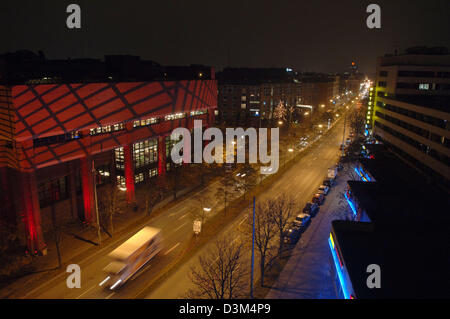 (Dpa) - das Bild zeigt Kulturzentrum Gasteig (L) auf Rosenheimer Straße in München, Freitagabend 11. November 2005. Im Verlauf der Ereignisse zu feiern der 20. Jahrestag der Eröffnung 142 Spots Tauchen das Kulturzentrum in rotes Licht bis 4. Dezember 2005. Die "light-Skulptur" wurde vom Künstler Goetz Lemberg aus Berlin entworfen. Foto: Frank Leonhardt Stockfoto