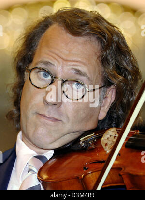 (Dpa) - Sterne holländischen Geiger André Rieu in seinem Atelier in Maastricht, Niederlande, 2. November 2005 praktiziert. Der 56 Jahre alte Musiker ist kurz vor dem start des ersten Teil seiner Tour durch Kanada und die USA, wo er in 13 Großstädten durchführen wird. Die komplette Ausrüstung seiner Crew, die 40 Personen zu zahlen, war schon in Container verladen und versendet zu Beginn des No Stockfoto