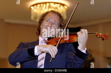 (Dpa) - Sterne holländischen Geiger André Rieu in seinem Atelier in Maastricht, Niederlande, 2. November 2005 praktiziert. Der 56 Jahre alte Musiker ist kurz vor dem start des ersten Teil seiner Tour durch Kanada und die USA, wo er in 13 Großstädten durchführen wird. Die komplette Ausrüstung seiner Crew, die 40 Personen zu zahlen, war schon in Container verladen und versendet zu Beginn des No Stockfoto