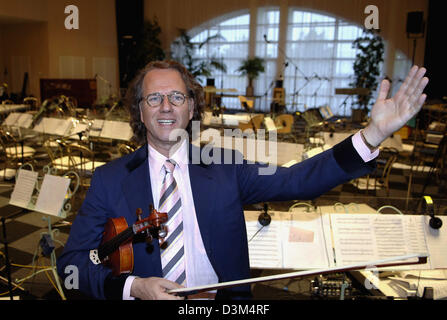 (Dpa) - niederländische Stargeiger André Rieu hält eine Geige stehend in seinem Atelier in Maastricht, Niederlande, 2. November 2005. Der 56 Jahre alte Musiker ist kurz vor dem start des ersten Teil seiner Tour durch Kanada und die USA, wo er in 13 Großstädten durchführen wird. Die komplette Ausrüstung seiner Crew, die 40 Personen zu zahlen, war schon in Container verladen und Versand Stockfoto