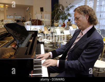 (Dpa) - niederländische Stargeiger Andre Rieu spielt Klavier in seinem Atelier in Maastricht, Niederlande, 2. November 2005. Der 56 Jahre alte Musiker ist kurz vor dem start des ersten Teil seiner Tour durch Kanada und die USA, wo er in 13 Großstädten durchführen wird. Die komplette Ausrüstung seiner Crew, die 40 Personen zu zahlen, war schon in Container verladen und versendet zu Beginn Stockfoto