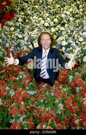 (Dpa) - Sterne holländischen Geiger André Rieu stehend in einem Meer von Kunstblumen in Maastricht, Niederlande, 2. November 2005 lächelt. Die Bühne-Dekoration wurde für verpackt im Lager neben seinem Atelier in Masstricht bereit gelegt. Der 56 Jahre alte Musiker ist kurz vor dem start des ersten Teil seiner Tour durch Kanada und die USA, wo er in 13 Mayo durchführen wird Stockfoto