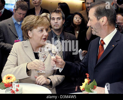 (Dpa) - Angela Merkel (L), Vorsitzende der konservativen Christdemokraten (CDU) und Matthias Platzeck (R), Vorsitzender der Sozialdemokraten (SPD), Klirren Gläser Mineralwasser nach der Unterzeichnung des Koalitionsvertrages für eine große Koalition aus CDU und SPD in Berlin, Freitag, 18. November 2005. Die Führung der konservativen Union aus CDU, CSU und SPD kam zu einem agreeme Stockfoto