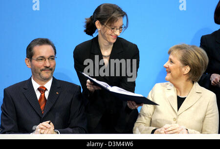 (Dpa) - Angela Merkel (R), Vorsitzende der konservativen Christdemokraten (CDU) und Matthias Platzeck, Vorsitzender der Sozialdemokraten (SPD), sitzen nebeneinander, da sie den Koalitionsvertrag für eine große Koalition aus CDU und SPD in Berlin, Freitag, 18. November 2005 unterzeichnen. Die Führung der konservativen Union aus CDU, CSU und SPD haben sich geeinigt bilden th Stockfoto