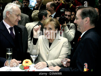 (Dpa) - (von L bis R) Edmund Stoiber, Vorsitzender von der christlichen Sozialdemokraten (CSU), Angela Merkel (L), Vorsitzende der konservativen Christdemokraten (CDU) und der designierten Bundeskanzlerin und Matthias Platzeck (R), Vorsitzender der Sozialdemokraten (SPD) nach der Unterzeichnung des Koalitionsvertrages für eine große Koalition aus CDU und SPD in Berlin, Frida miteinander reden Stockfoto