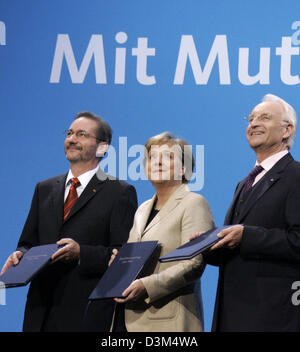 (Dpa) - (von L bis R) Matthias Platzeck, Vorsitzender der Sozialdemokraten (SPD), Angela Merkel, Vorsitzende der konservativen Demokraten (CDU) und designierten Bundeskanzlerin und Edmund Stoiber, Vorsitzender der christlich-Sozialdemokraten (CSU) halten jeweils eine Kopie des Koalitionsvertrages in ihren Händen in Berlin, Freitag, 18. November 2005. Die Führung der konservative Stockfoto