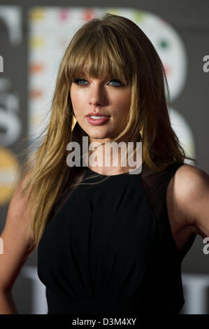 US-Sängerin Taylor Swift kommt bei den Brit Awards 2013 in der O2 Arena in London, England, am 20. Februar 2013. Foto: Hubert Boesl Stockfoto