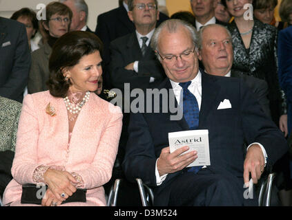 (Dpa) - Königin Silvia (L) und König Carl XVI. Gustav von Schweden teilnehmen an eine Funktion, die Feiern zum 100. Geburtstags von Königin Astrid von Belgien in Brüssel, Belgien, Donnerstag, 17. November 2005. Foto: Albert Nieboer Stockfoto