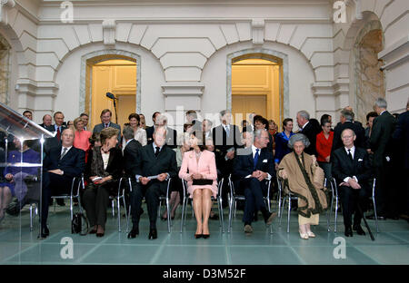 (Dpa) - (vordere Reihe, von L) Königin Harald von Norwegen, Königin Paola und König Albert II. von Belgien, König Silvia und König Carl XVI. Gustaf von Schweden, Königin Fabiola von Belgien und Großherzog Jean von Luxemburg an eine Funktion, die Feiern zum 100. Geburtstags von Königin Astrid von Belgien in Brüssel, Belgien, Donnerstag, 17. November 2005 teilnehmen. Foto: Albert Nieboer Stockfoto