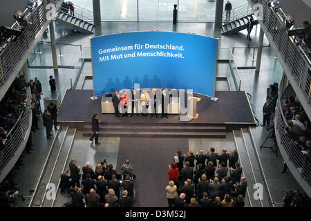 (Dpa) - (von L) Franz Muentefering, stellvertretender Vorsitzender der Sozialdemokraten (SPD), Elke Ferner, stellvertretende Vorsitzende der SPD parlamentarische Fraktion, Matthias Platzeck, zum neuen Vorsitzenden der SPD, Angela Merkel, Vorsitzende der Christlich Demokratischen Union (CDU) und durchführende Bundeskanzlerin, Edmund Stoiber, Vorsitzender von die konservative christlich soziale Union (CSU), Michael G Stockfoto