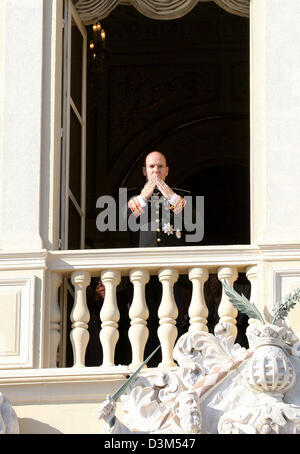 (Dpa) - Prinz Albert II von Monaco besucht die standard Version Zeremonie und Militärparade auf dem Schlossplatz im Rahmen seiner Inthronisation Zeremonien vom Balkon des Palastes in Monaco, 19. November 2005. Fürst Albert II. ist formell als Herrscher von Monaco investiert. (NIEDERLANDE) Stockfoto