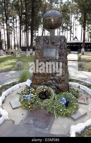 (Dpa) - das Bild zeigt das Dag Hammarskjold-Denkmal in Ndola in der Nähe von Lusaka, Hauptstadt der südafrikanischen Staat Sambia, 28. September 2005. Schwedischer Ökonom Dag Hammarskjold (1905-1961) war Generalsekretär der Vereinten Nationen von 1953 bis 1961. Er plädierte für den Rückzug der Kolonialmächte aus Afrika. Das UN-Frieden-Engagement wurde auch von Hammarskjold initiiert. Foto: Jens Stockfoto