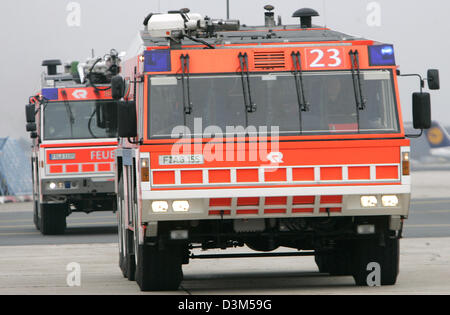 (Dpa) - zwei Löschfahrzeuge der Flughafenfeuerwehr fahren auf dem Gelände des Rhein-Main Flughafen in Frankfurt, Deutschland, Freitag, 11. November 2005. Foto Frank Mai Stockfoto