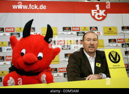 (Dpa) - der neue Trainer der deutschen Fußball-Bundesliga Club 1.FC Kaiserslautern, Wolfgang Wolf, sitzt neben der roten Teufel Maskottchen Puppe auf einer Pressekonferenz im Fritz-Walter-Stadion in Kaiserslautern, Deutschland, Dienstag, 22. November 2005. Der 48-j hrige werden Nachfolger von Michael Henke, die letzten Samstag entlassen wurde. Wolf unterschrieb einen Vertrag bis 2008. Der ehemalige Fußball-pro von Kai Stockfoto