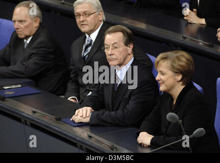 (Dpa) - neue German Chancellor Angela Merkel (R) von den Christdemokraten (CDU) sitzt auf der Bank der Regierung neben anderen Auserwählten Minister (L-R) Wolfgang Schaeuble, der neue Bundesinnenminister, Franz-Walter Steinmeier, der neue deutsche Außenminister und Franz Muentefering, der neue deutsche Arbeitsminister. Merkel wurde mit den Stimmen der Mehrheit des Parlaments gewählt. Stockfoto