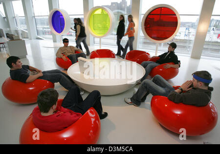 (Dpa) - eine Gruppe von Jugendlichen probiert ein Experiment im Musée neu errichteten Science Center Phaeno in Wolfsburg, Deutschland, Mittwoch, 23. November 2005. Das Museum wurde von star-Architektin Zaha Hadid entworfen, zu bieten Besuchern die Möglichkeit zu spielen mit den Elementen Feuer, Wasser, Luft und Erde um Menschen die Chance geben, besser zu verstehen, Naturwissenschaften. Bei fast 25 Stockfoto
