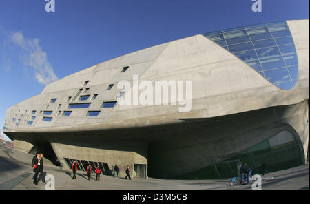 (Dpa) - das Bild zeigt die neu errichtete Science Center Phaeno-Museum in Wolfsburg, Deutschland, Mittwoch, 23. November 2005. Das Museum wurde von star-Architektin Zaha Hadid entworfen, zu bieten Besuchern die Möglichkeit zu spielen mit den Elementen Feuer, Wasser, Luft und Erde um Menschen die Chance geben, besser zu verstehen, Naturwissenschaften. Fast 250 Stationen Kinder und Erwachsene Stockfoto