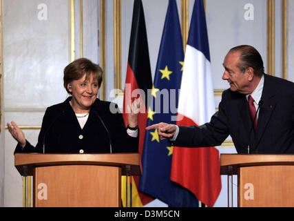 (Dpa) - deutsche Bundeskanzlerin Angela Merkel (L) von der Christlich Demokratischen Union (CDU) und der französische Präsident Jacques Chirac ankommen zu einer Pressekonferenz nach dem Treffen in Paris, Frankreich, Mittwoch, 23. November 2005. Merkel wird Bundeskanzlerin bei ihrem ersten offiziellen ersten Besuch in Frankreich wie neu gewählt. Foto: Peer Grimm Stockfoto