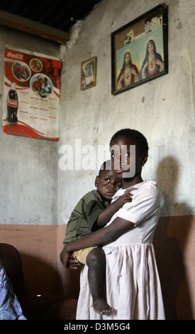 (Dpa) - das Bild zeigt Sarah mit ihrem jüngeren Bruder auf dem Arm in ihrem Haus in Lukasa, Sambia, 28. September 2005. Die Bevölkerung von Sambia umfasst 90 verschiedene ethnische Gruppen. Sambia gehört zu den Ländern der Welt die Aids-Epidemie am schwersten betroffen. Foto: Jens Kalaene Stockfoto