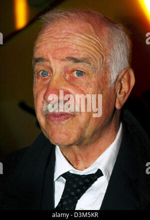 (Dpa) - das Bild zeigt deutschen Schauspieler Armin Mueller-Stahl in einem Kino in Berlin, Deutschland, 24. November 2005. Er wurde für seine Verdienste um den deutschen Film der Defa-Stiftung ausgezeichnet. Foto: Peter Kneffel Stockfoto