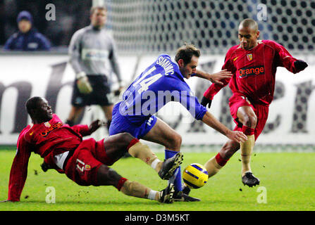 (Dpa) - Berlin Spieler Josip Simunic (C) wetteifert um den Ball mit Spielern des RC Lens Aruna Dindane (L) und Taraji im UEFA-Cup Spiel Hertha BSC Berlin Vs RC Lens im Olympiastadion in Berlin, Deutschland, 24. November 2005. Foto: Michael Hanschke Stockfoto