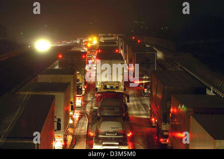 (Dpa) - das Bild zeigt gestörte Verkehr aufgrund von hartem Schnee am Autobahnkreuz Wiesbaden, Deutschland, Anfang Freitag, 25. November 2005. Starke Schneefälle verursachte Verkehrschaos Landschaften auf der Autobahn A3 zwischen Frankfurt Main und Köln. Sogar Strassenfahrzeuge Salz stecken im Stau. Foto: Jürgen Mahnke Stockfoto