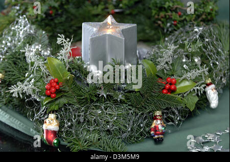 (Dpa) - erster Sonntag im Advent: die erste Kerze der festlich dekorierten Adventskranz leuchtet, Düsseldorf, 24. November 2005. Vorbereitung für Weihnachten beginnt mit dem Beginn der Adventszeit. Foto: Achim Scheidemann Stockfoto