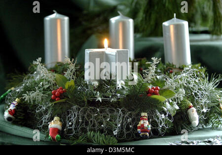 (Dpa) - erster Sonntag im Advent: die erste Kerze der festlich dekorierten Adventskranz leuchtet, Düsseldorf, 24. November 2005. Vorbereitung für Weihnachten beginnt mit dem Beginn der Adventszeit. Foto: Achim Scheidemann Stockfoto