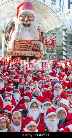 (Dpa) - Besucher verkleidet als Weihnachtsmann Welle, Fotografen in den Freizeitpark Europa-Park in Rust, Deutschland, Samstag, 26. November 2005. Der Europa-Park begann seine vierte Wintersaison mit einer internationalen Zusammenkunft von Santa Claus. Alle Besucher tragen einen roten Mantel und einen weißen Bart wurden freien Eintritt gewährt. Genau 4.743 Weihnachtsmann wurden gezählt. Dies wäre eine neue Welt-Rekord-s Stockfoto