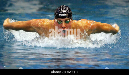 (Dpa) - deutscher Schwimmer Thomas Rupprath (28) in Aktion die Männer 100m Schmetterling bei den deutschen Meisterschaften in kurzer Entfernung schwimmen in Essen, Deutschland, Sonntag, 27. November 2005. Rupprath fuhr die zweitbeste Vorlaufzeit mit 52,81 Sekunden. Rupprath gewann die deutsche Meisterschaft der Herren 100m Freistil mit zwei weitere Wettbewerbe und Samstag, 26. November 2005 eine Stockfoto