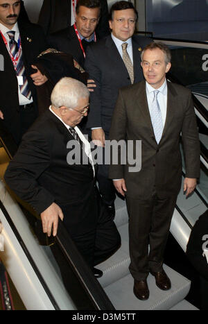 (Dpa) - Palästina Präsident Mahmud Abbas (L), der Präsident der EU-Kommissionspräsident Jose Manuel Barroso (2. R) und der britische Premierminister Tony Blair (R) stehen auf einer abwärts Rolltreppe vor dem mediterranen EU-Gipfel in Barcelona, Spanien, Sonntag, 27. November 2005. Foto: Peer Grimm Stockfoto