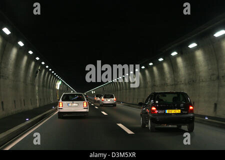 (Dpa) - das Bild zeigt einen Tunnel an die Autobahn A2 von Luzern nach Basel zwischen der Stadt von Maerkingen und Sissach, Schweiz, 27. Oktober 2005. Foto: Heiko Wolfraum Stockfoto