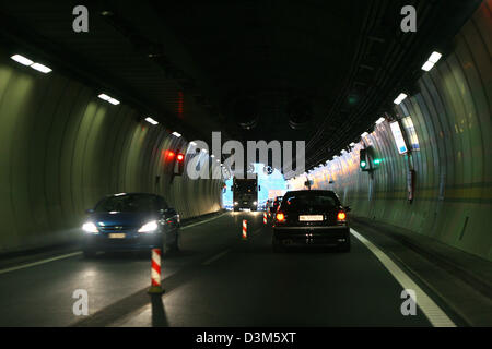 (Dpa) - das Bild zeigt einen Tunnel an die Autobahn A2 von Luzern nach Basel zwischen der Stadt von Maerkingen und Sissach, Schweiz, 27. Oktober 2005. Foto: Heiko Wolfraum Stockfoto