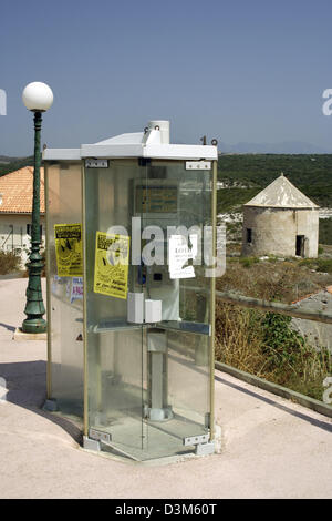 (Dpa) (Datei) - das Bild vom 25. Juli 2005 zeigt eine öffentliche Telefonzelle in Bonifacio auf der Insel Korsika, Frankreich. Foto: Lars Halbauer Stockfoto