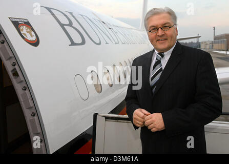 (Dpa) - der deutsche Außenminister Frank-Walter Steinmeier betritt einen Airbus der Luftwaffe Stand-by-Service in Berlin, Deutschland, Montag, 28. November 2005. Steinmeiers der erste Besuch in den USA wird von Irritationen über angebliche geheime CIA-Flüge mit Terrorverdächtige in Europa begleitet. In New York, USA traf Steinmeier mit UN-Generalsekretär Kofi Annan. Foto: Tim Brakemeie Stockfoto