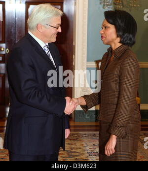 (Dpa) - deutsche Außenminister Frank-Walter Steinmeier (L) die Sozialdemokraten (SPD) begegnet uns Außenministerin Condoleezza Rice in Washington, Vereinigte Staaten, Dienstag, 29. November 2005. Im Rahmen seiner zweitägigen Besuch in die Vereinigten Staaten traf Steinmeier auch der Generalsekretär der Vereinten Nationen Kofi Annan. Foto: Tim Brakemeier Stockfoto