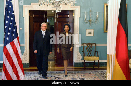 (Dpa) - deutsche Außenminister Frank-Walter Steinmeier (L) von den Sozialdemokraten (SPD) und US-Außenministerin Condoleezza Rice Lächeln wie sie für einen Fototermin in Washington DC, Dienstag, 29. November 2005 ankommen. Im Rahmen seiner zweitägigen Besuch in die Vereinigten Staaten traf Steinmeier auch der Generalsekretär der Vereinten Nationen Kofi Annan. Foto: Tim Brakemeier Stockfoto