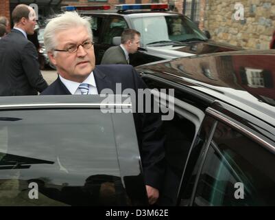 (Dpa) - bekommt der deutsche Außenminister Frank-Walter Steinmeier in einen Dienstwagen, als er auf seinem Weg zu einem Treffen mit der US Secretary Of State in Washington DC, Dienstag, 29. November 2005 ist. Steinmeier zahlt einen zweitägigen Besuch in die Vereinigten Staaten. Foto: Tim Brakemeier Stockfoto