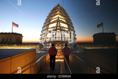 (Dpa) - Spaziergänge ein Besuchers auf der Dachterrasse des Reichstags, der Sitz des deutschen Unterhaus des Parlaments in der Abenddämmerung in Berlin, Donnerstag, 1. Dezember 2005. Die gläserne Kuppel erscheint reflektierten auf der polierten Außenwand des das Café auf der Dachterrasse.  Foto: Wolfgang Kumm Stockfoto