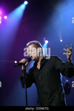 (Dpa) - Sänger John Miles führt zu 14.000 Zuschauern in der deutschen Erstaufführung von der "Nokia Night Of The Proms 2005" in der Kölnarena in Köln, 2. Dezember 2005. Die Zuschauer bekommen zu sehen und klassische Melodien, Flim Musik und Hits aus vier Jahrzehnten der Popmusik zu hören. Das Orchester Il Novecento und dem Chor Fine Fleur spielen die klassischen Hits und Accompanythe Stargäste Stockfoto