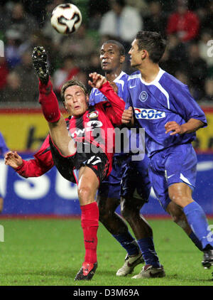 (Dpa) - Leverkusen Clemens Fritz (L) und Berlin Spieler Gilberto und Malik Fathi Kampf um den Ball während der Fußball-Bundesliga Spiel Bayer 04 Leverkusen vs. Hertha BSC Berlin in der Bay Arena in Leverkusen, Deutschland, 4. Dezember 2005. (Achtung: neue EMBARGO Bedingungen! Die DFL hat Veröffentlichung und weitere Nutzung der Bilder während des Spiels, einschließlich Halbzeit verboten. Stockfoto